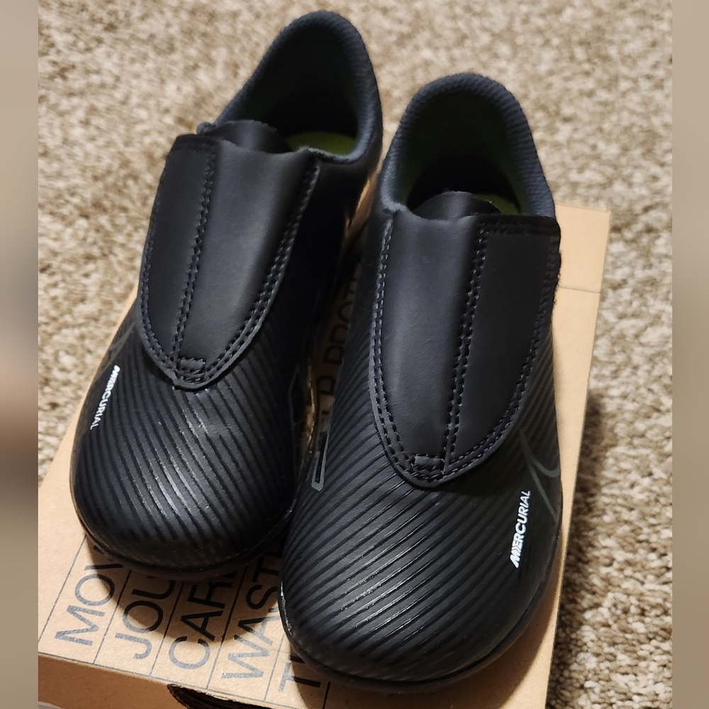 Nike JR Vapor Mercurial soccer cleat